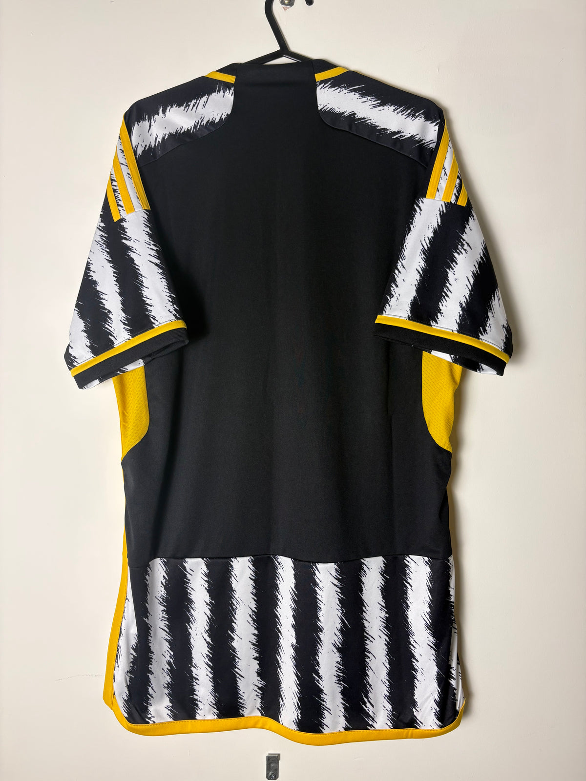 Juventus 2023/24 home shirt by adidas (M)
