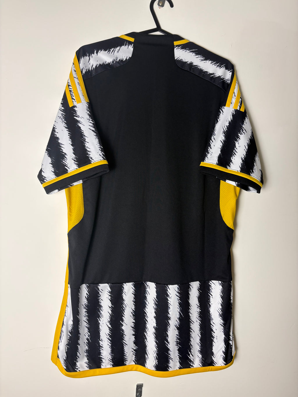 Juventus 2023/24 home shirt by adidas (M)