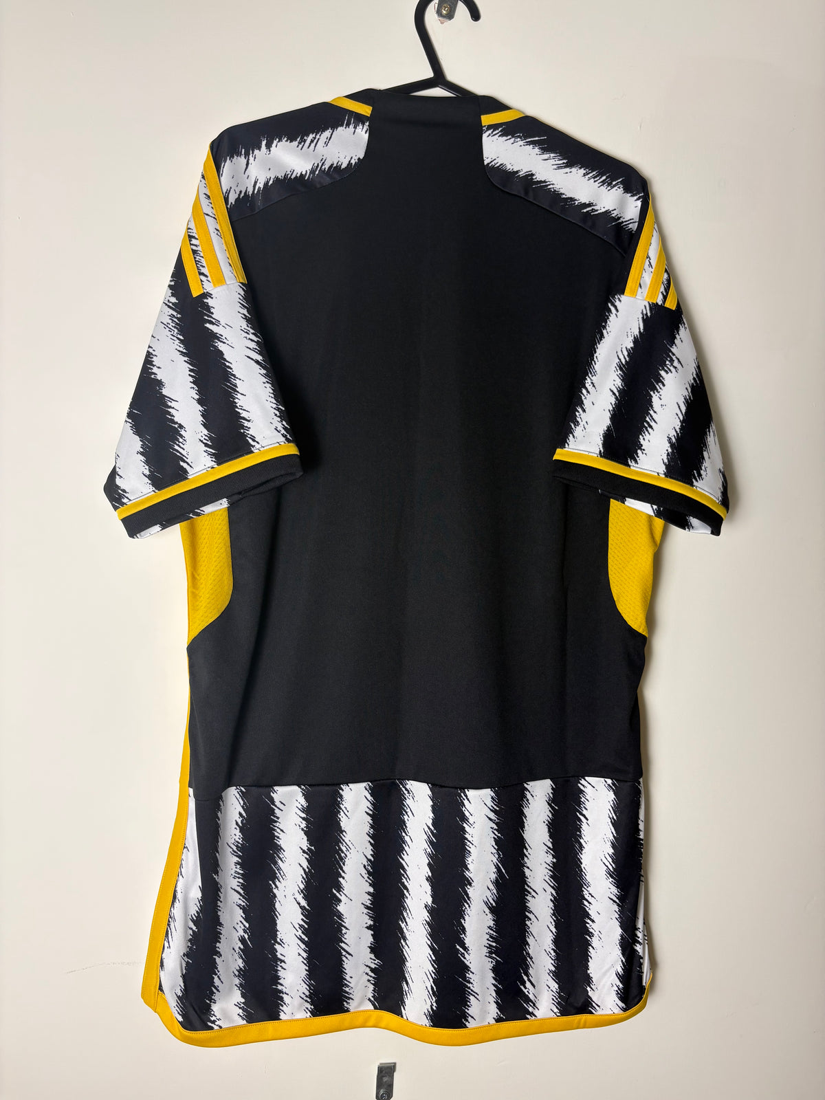 Juventus 2023/24 home shirt by adidas (M)